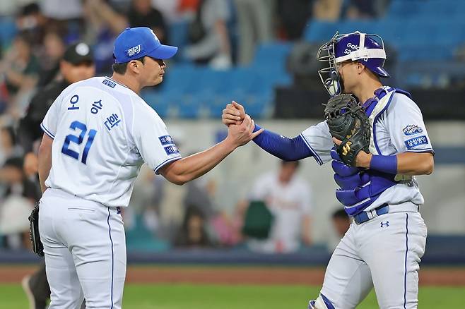 오승환(왼쪽)은 11일 대구 삼성라이온즈파크에서 열린 '2024 신한 SOL Bank KBO 리그' LG 주중 3연전 첫 경기에서 구원 등판. 아웃카운트 4개를 잘 틀어막는 세이브로 팀 승리에 힘을 보탰다. 삼성 라이온즈