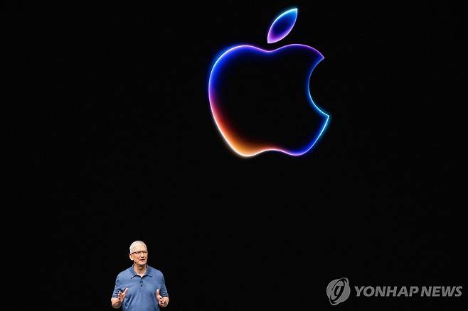 지난 10일(현지시간) 애플의 연례 '세계 개발자 회의(WWDC) 2024'에서 발표하는 팀 쿡 최고경영자(CEO) [AFP=연합뉴스. 재판매 및 DB 금지]