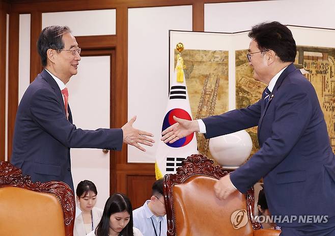 국회의장 찾은 국무총리 (서울=연합뉴스) 신준희 기자 = 우원식 국회의장이 12일 국회를 찾은 한덕수 국무총리와 악수를 하고 있다. 2024.6.12 hama@yna.co.kr