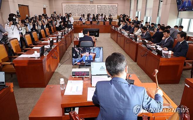 '반쪽 법사위' 의사봉 두드리는 정청래 법제사법위원장 (서울=연합뉴스) 김주형 기자 = 더불어민주당 소속 정청래 법제사법위원장이 12일 오후 국회에서 열린 법제사법위원회 전체회의에서 의사봉을 두드리고 있다. 
    야당이 단독으로 구성한 22대 국회 11개 상임위원회에 사임계를 제출한 국민의힘 위원들의 자리가 비어 있다. 2024.6.12 kjhpress@yna.co.kr