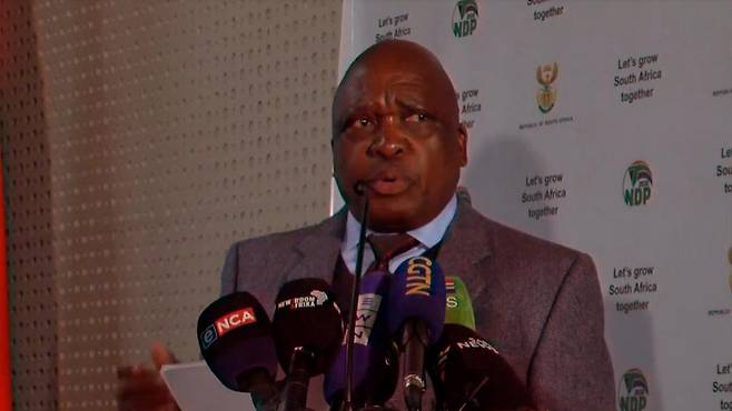 조 파흘라 남아프리카공화국 보건부 장관 (요하네스버그=연합뉴스) 유현민 특파원 = 조 파흘라 남아프리카공화국 보건부 장관이 12일 기자회견을 열고 국내 엠폭스 확진자 발생 경과를 설명하고 있다. 2024.6.12 [보건부 페이스북 생중계 화면 캡처. 재판매 및 DB 금지]