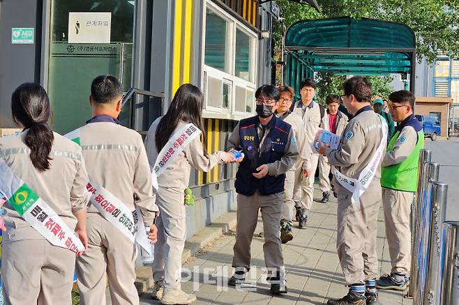 13일 오전 경북 봉화군 석포면 ㈜영풍 석포제련소 1공장 정문 앞에서 열린 ‘6월 안전점검의 날’ 행사에서 참가자들이 출근길 임직원들에게 격려품을 나눠주며 ‘작업 안전 실천’을 당부하고 있다.