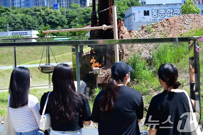 윤석열 대통령이 용산 대통령실에서 경북 포항시 영일만 앞 바다에 140억 배럴 석유와 가스가 매장돼 있다고 발표한 3일 오후 2017년 3월 8일 천연가스가 발견된 포항시 남구 대잠동 철길 술 불의 정원에서 시민들이 뿜어져 나오는 불길을 지켜보고 있다. 2024.6.3/뉴스1 ⓒ News1 최창호 기자