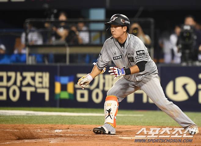 9회초 1사 1, 2루 황영묵이 헛스윙 삼진을 당하며 배트를 놓치고 있다.