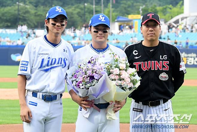 13일 대구 삼성라이온즈파크에서 열린 삼성 라이온즈와 LG 트윈스의 경기. 2회말 솔로포를 터뜨리며 한미 통산 400홈런을 달성한 박병호가 양 팀 주장 구자욱, 김현수와 기념촬영을 하고 있다. 대구=박재만 기자 pjm@sportschosun.com/2024.06.13/