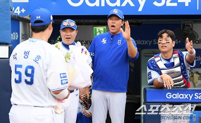 13일 대구 삼성라이온즈파크에서 열린 삼성 라이온즈와 LG 트윈스의 경기. 2회말 솔로포를 터뜨리며 한미 통산 400홈런을 달성한 박병호가 박진만 감독과 하이파이브를 하고 있다. 대구=박재만 기자 pjm@sportschosun.com/2024.06.13/