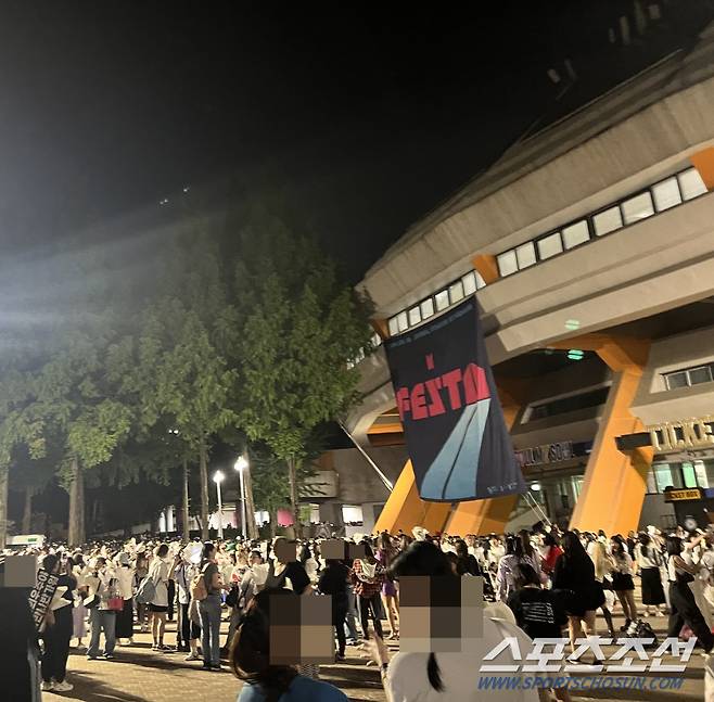 13일 서울 실내체육관에서 진행된 진의 오프라인 행사에 참석한 팬들이 퇴장하면서 꽃다발을 받았다. 스포츠조선DB