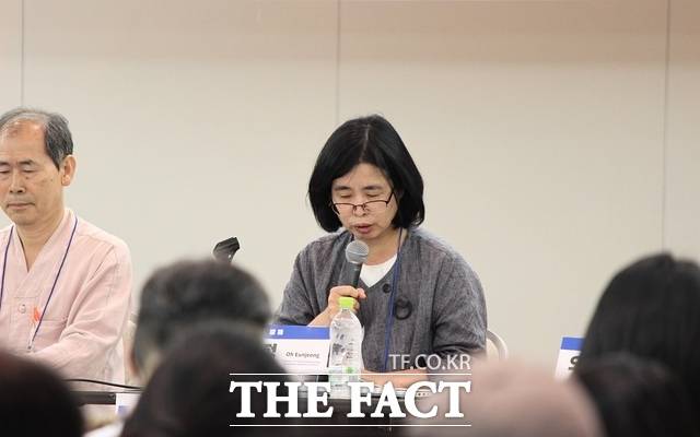 제1주제는 1945년 미국의 히로시마, 나가사키 원폭 투하에 대한 역사적 의미에 대한 발표와 토론을 벌였다. 사진은 주제발표를 하고 있는 오은정 강원대 문화인류학 교수. / 히로시마 = 나윤상 기자