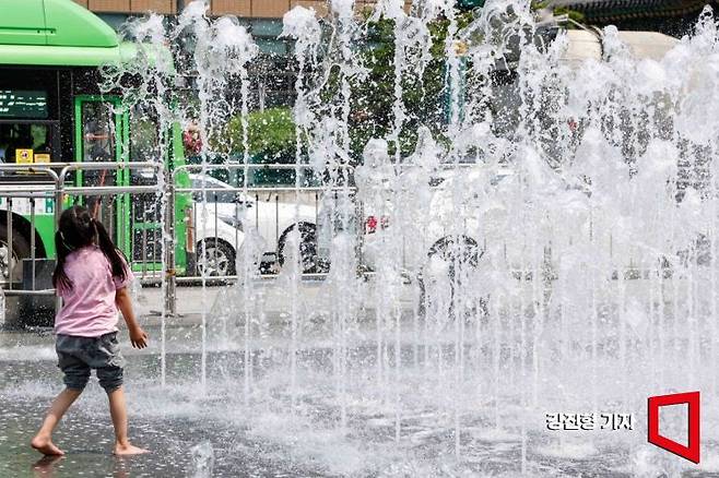 서울 한 낮 기온이 30도를 웃돌며 여름 더위가 이어지고 있는 10일 서울 종로구 광화문 광장에 마련된 바닥분수를 찾은 어린이가 물놀이를하며 더위를 식히고 있다. 사진=강진형 기자aymsdream@