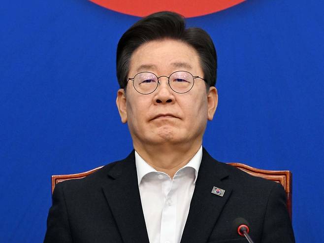 이재명 더불어민주당 대표가 12일 국회에서 열린 최고위원회의에 참석, 굳은 표정으로 생각에 잠겨 있다.  /이덕훈 기자