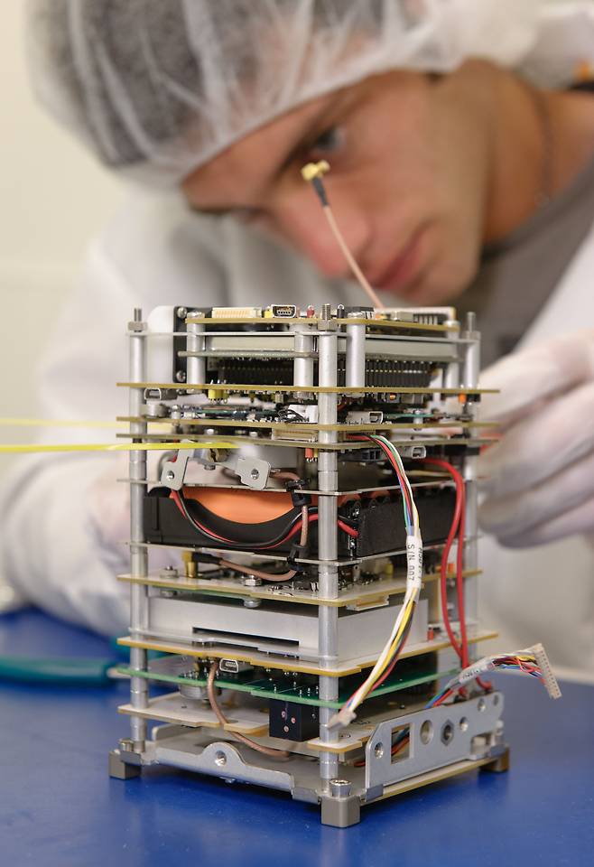 미 항공우주국(NASA) 연구원이 미국 샌프란시스코 에임스 연구센터에서 큐브샛을 조립하고 있다. /NASA