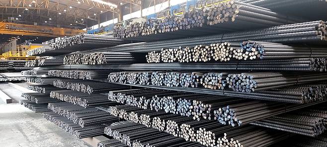 동국제강 인천공장 압연공장에 완성된 철근 제품이 쌓여 있다. /권오은 기자