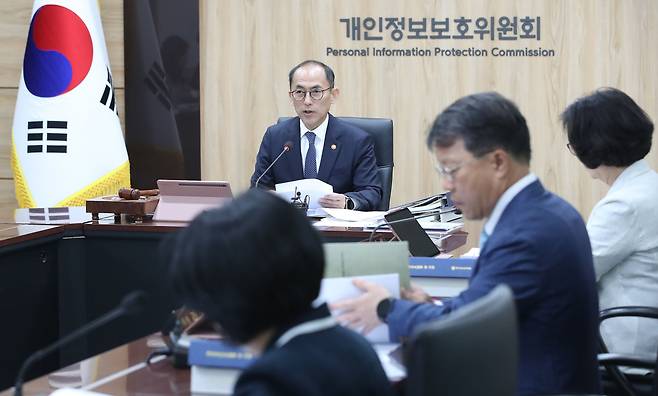 고학수 개인정보보호위원회 위원장이 12일 서울 종로구 정부서울청사에서 열린 제10회 개인정보보호위원회 전체회의에서 모두발언을 하고 있다. / 뉴스1