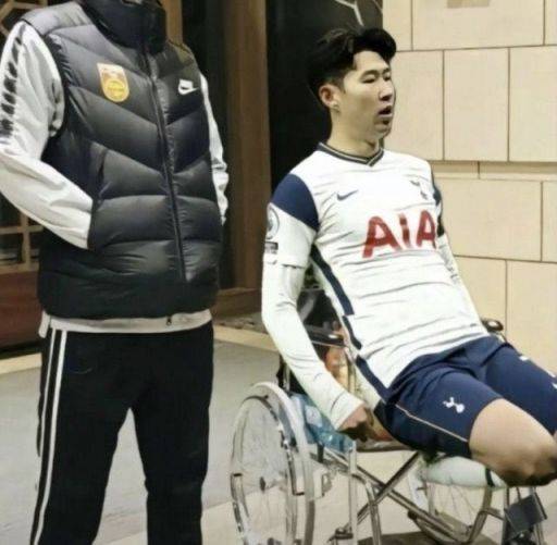 다리를 다쳐 휠체어를 타고 있는 손흥민의 합성 사진이 중국 인터넷에서 떠돌고 있다. ⓒ중국 사회관계망서비스(SNS) 웨이보