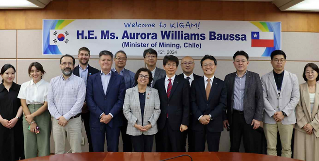 12일 한국지질자원연구원을 방문한 칠레 관계자들이 기념촬영을 하고 있다. 지질연 제공