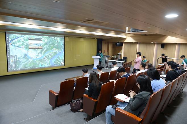 지난 12일 한국수자원공사 대전 본사 물관리종합상황실에서 진행된 디지털트윈 물관리플랫폼 '디지털 가람플러스' 시연 현장.