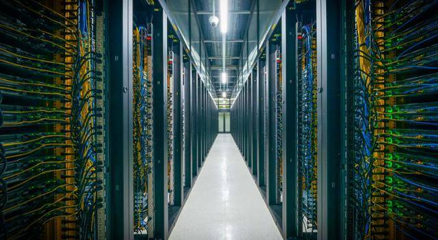 경기 안산시 카카오 데이터센터 안산 전산동 3층에 마련된 서버실 모습. 서버로 공급되는 전력망과 냉방 시설, 외부와 연결되는 통신망을 최소 2개씩 갖췄다. 카카오 제공