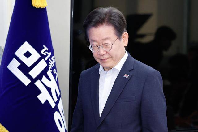 이재명 더불어민주당 대표가 12일 오전 서울 여의도 국회에서 열린 최고위원회의에 입장하고 있다. 뉴스1