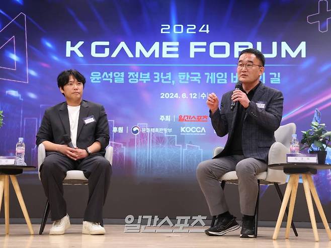 최경욱(오른쪽) 에버스톤 대표가 중소 게임개발사가 보는 게임정책 세션에서 이창윤 굿써클게임즈 대표와 함께 대담을 하고 있다. 정시종 기자&nbsp;