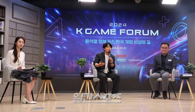 이창윤(가운데) 굿써클게임즈 대표가 중소 게임개발사가 보는 게임정책 세션에서 발언하고 있는 모습. 정시종 기자&nbsp;