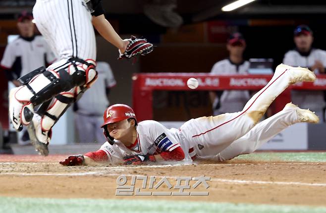 2024 KBO리그 프로야구 SSG 랜더스와 LG 트윈스의 경기가 30일 오후 인천 SSG랜더스필드에서 열렸다. 7회말 1사 3루 박성한의 내야타구 때 3루 주자 정준재가 홈으로 쇄도해 득점하고 있다. 인천=김민규 기자 /2024.05.30/