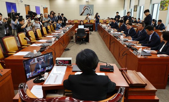 최민희 과학기술정보방송통신위원회 위원장이 11일 오후 서울 여의도 국회에서 간사 선출을 위한 과학기술정보방송통신위원회 전체회의를 주재하고 있다. 국민의힘 측 좌석이 비어있다. 연합뉴스