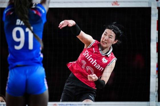 13일 일본 후쿠오카에서 열린 발리볼네이션스리그 프랑스전에서 공격하는 강소휘. 사진 국제배구연맹