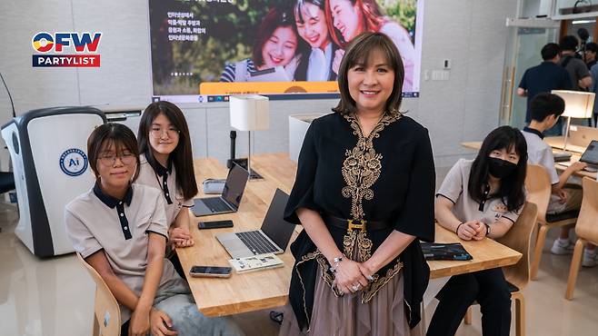 Rep. Marissa Magsino of the Philippine House of Representatives poses for a photo with Korean students during a K-Respect Campaign event held in Seoul on Tuesday. (Marissa Magsino)