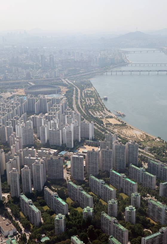 Korea's apartment complexes in southern Seoul's Jamsil, Songpa District and Gangnam District are visible from the Seoul Sky observatory. [NEWS1]