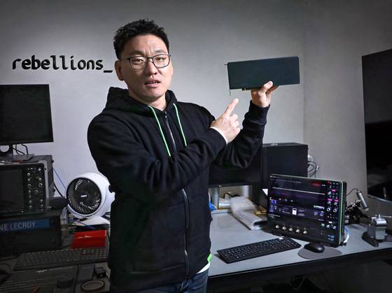 박성현 리벨리온 대표가 지난 4월 분당 리벨리온 본사에서 진행된 코리아중앙데일리와의 인터뷰 후 포즈를 취하고 있다. 박상문 기자.