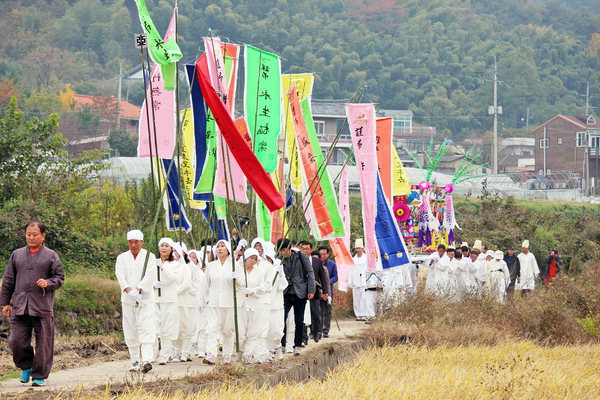 2014년 11월 양산 상북면 대석리 물안뜰 마을에서 재현된 '상여소리와 행상' 행사에서 만장과 운구 행렬./경남도민일보 DB