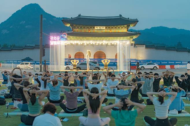 지난해 광화문 달빛요가 행사에 참여한 시민들.<사진제공=서울시>