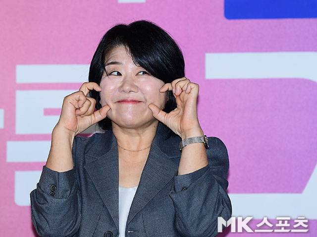 13일 오후 서울 구로구 라마다 신도림 호텔에서 JTBC 새 토일드라마 ‘낮과 밤이 다른 그녀’의 제작발표회가 진행됐다. 이날 제작발표회에는 이형민 감독을 비롯해 이정은, 정은지, 최진혁이 참석했다. / 사진 = 김영구 기자