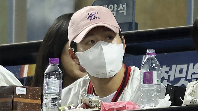 대한민국 축구 국가대표팀 이강인이 지난 12일 오후 서울 송파구 잠실야구장에서 열린 '2024 신한 SOL 뱅크 KBO리그' 한화 이글스와 두산 베어스의 경기를 관람하고 있다. /2024.06.12. /사진=뉴스1