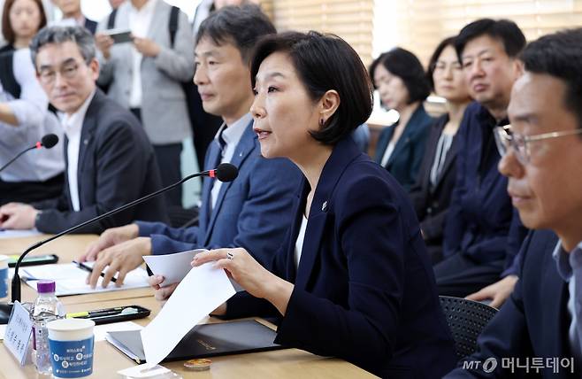 [서울=뉴시스] 추상철 기자 = 오영주 중소벤처기업부 장관이 11일 오후 서울 종로구 통인시장에서 열린 '전통시장·금융회사 결연 확대보고대회'에서 발언하고 있다. 2024.06.11. scchoo@newsis.com /사진=추상철