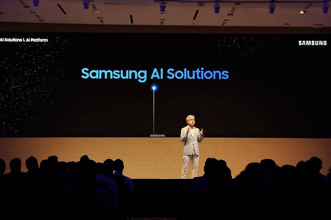 12일(현지시간) 미국 실리콘밸리에서 열린 ‘삼성 파운드리 포럼 2024(Samsung Foundry Forum 2024)’에서 삼성전자 파운드리 사업부장 최시영 사장이 기조연설을 하고 있다. [삼성전자 제공]