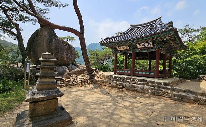 절벽 위에 자리잡은 정자 요선정과 오층석탑. 왼쪽이 큰 바위에는 마애불이 조각돼 있다.