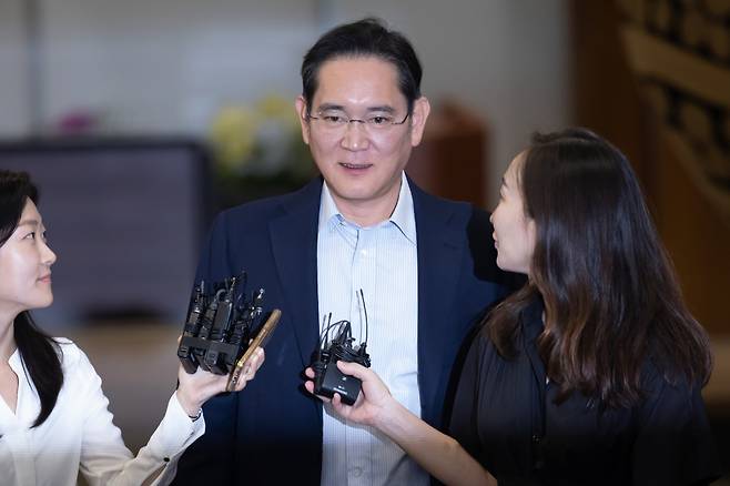 2주간의 미국 출장을 떠난 이재용 삼성전자 회장이 서울김포비즈니스항공센터를 통해 귀국하고 있다. [연합]