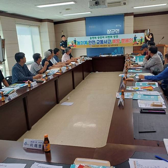 세종경찰청 기동순찰대가 13일 세종시 장군면에서 ‘농기계 안전사고 및 교통사고 예방 캠페인’을 벌였다.(사진=세종경찰청 제공) *재판매 및 DB 금지