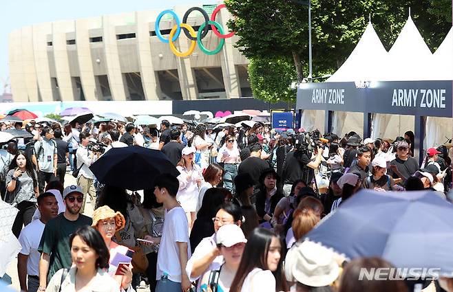 [서울=뉴시스] 김혜진 기자 = 13일 서울 송파구 종합운동장 내 풋살장 및 체육공원 일대에서 열린 방탄소년단(BTS) 2024 FESTA 그라운드 행사에서 팬들이 아미존을 지나고 있다.방탄소년단 BTS 2024 페스타는 방탄소년단의 데뷔일인 6월 13일을 기념하며 팬들과 만나는 축제다. 페스타 행사 중 1부 '진스 그리팅스'(진's Greetings)에서는 팬 1000명을 대상으로 한 허그회를 진행한다. 이는 아미와 가까운 거리에서 뜻깊은 시간을 보내고 싶다는 진의 제안으로 마련됐다. 2024.06.13. jini@newsis.com