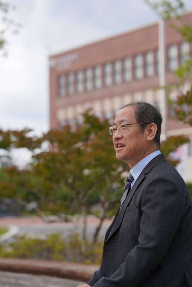 하성호 경북대 총장후보가 교정을 배경으로 포즈를 취했다. 하성호 교수 제공