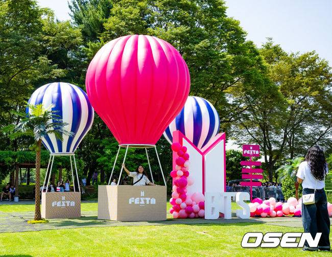 [OSEN=잠실, 민경훈 기자] 13일 방탄소년단(BTS) ‘2024 FESTA’ 그라운드 행사가 서울 잠실 종합운동장 내 풋살장 및 체육공원(웅비상 인근) 일대에서 열렸다.'페스타'는 방탄소년단이 데뷔일인 6월 13일을 기념하며 팬들과 만나는 축제로, 진은 이 가운데 서울 잠실실내체육관에서 열리는 팬 이벤트에 참석한다.&nbsp;아미(방탄소년단 팬덤)들이 BTS 2024 페스타를 즐기고 있다. 2024.06.13 / rumi@osen.co.kr