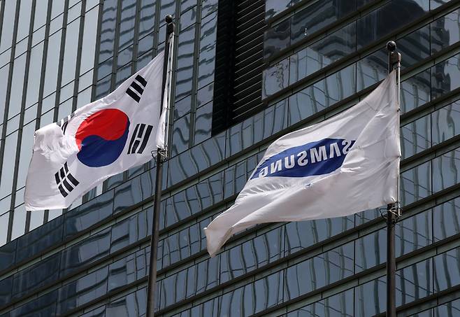 서울 서초구 삼성전자 서초사옥에 걸린 깃발이 바람에 휘날리고 있다. 뉴시스