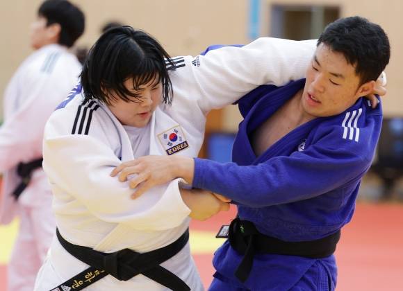 13일 오전 충북 진천국가대표선수촌 필승관에서 열린 2024 파리 하계올림픽 유도 대표팀 미디어데이 행사에서 김하윤이 기술을 시도하고 있다. 연합뉴스