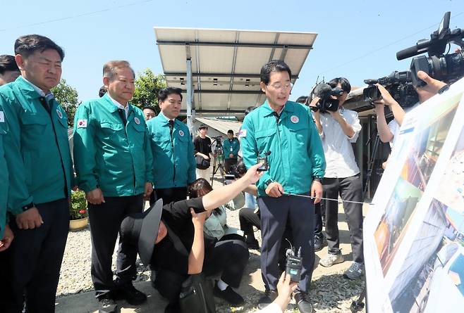 13일 오전 전북 부안군 계화면 지진 피해 현장을 방문한 이상민 행정안전부 장관과 김관영 전북자치도 도지사가 관계자로부터 피해상황 등을 청취하고 있다. ⓒ부안군