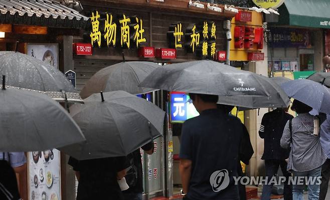 명동 다시 북적일까? 중국 한국단체관광 허용 (서울=연합뉴스) 최재구 기자 = 11일 서울 명동 거리가 관광객 등으로 북적이고 있다. 중국이 자국민의 한국 단체여행을 허용하기로 함에 따라 국내 여행업계를 비롯해 항공, 호텔, 면세 업계 등의 기대감이 고조되고 있다.  2023.8.11 jjaeck9@yna.co.kr