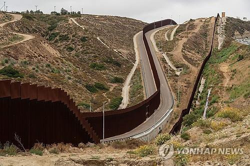 미국-멕시코 국경에 설치된 장벽  [로이터 연합뉴스 자료사진. 재판매 및 DB 금지]