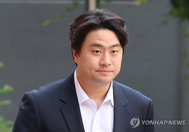 법정 향하는 이영하 (서울=연합뉴스) 이정훈 기자 = 고교 시절 야구부 후배에게 폭력을 행사한 혐의로 기소된 프로야구 두산 베어스 이영하가 13일 서울 마포구 서부지법에서 열리는 항소심 선고 공판에 출석하고 있다. 2024.6.13 uwg806@yna.co.kr