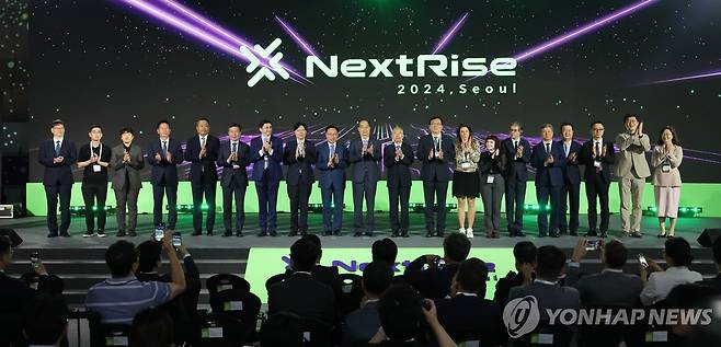 벤처ㆍ스타트업 행사 'Next Rise 2024 서울' (서울=연합뉴스) 최재구 기자 = 한덕수 국무총리가 13일 서울 강남구 코엑스에서 열린 벤처ㆍ스타트업 행사 'Next Rise 2024 서울' 개막식에서 참석자들과 기념 촬영하고 있다. 2024.6.13 jjaeck9@yna.co.kr