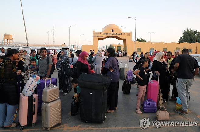 수단 내전 피해 이집트로 가는 피란민들 [EPA=연합뉴스 자료사진]